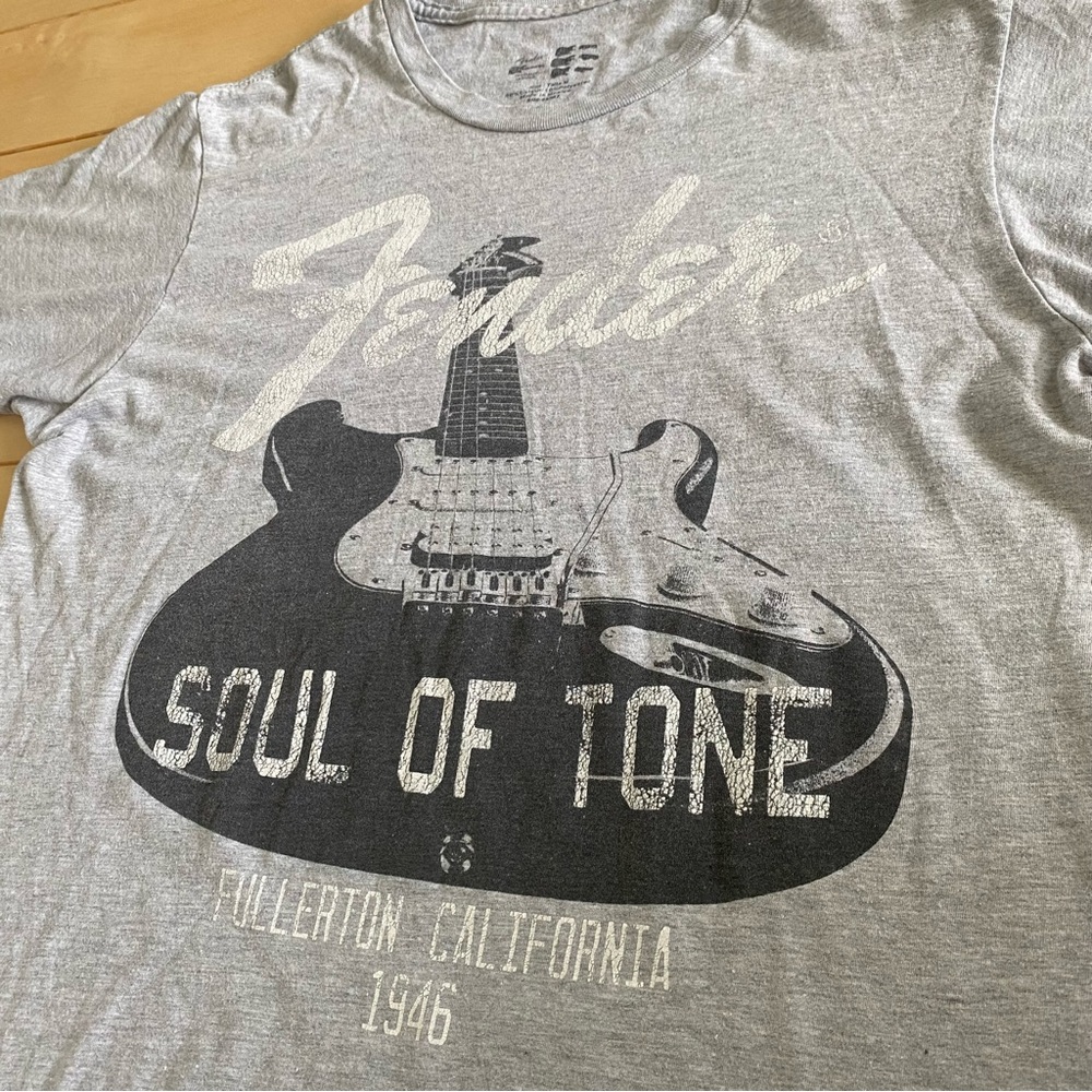 Gray Fender Guitar graphic t-shirt, size M men’s